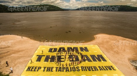 Para marcar o Dia Internacional das Florestas (21 de março), lideranças Munduruku foram até um trecho do rio Tapajós considerado sagrado pelo povo para passar um recado para o mundo: “Mantenham o Rio Tapajós vivo”. Segurando faixas em diversas línguas, eles protestaram, ao lado de ativistas do Greenpeace, contra a construção de barragens no rio que sustenta sua cultura e modo de vida. Ao todo, há 43 grandes hidrelétricas previstas para a bacia do Tapajós, sendo cinco já planejadas. A maior delas é a de São Luiz do Tapajós, próxima a Itaituba, no Pará, que, se construída, vai afetar a vida de povos indígenas e ribeirinhos, além de destruir uma área de intensa biodiversidade na Amazônia. Terra Indígena Sawré Muybu - Itaituba, Pará. 18/03/2016. Foto: Fábio Nascimento/Greenpeace. Greenpeace Brazil activists have joined forces with Munduruku Indigenous leaders to protest the Brazilian government's plans to build a mega dam on the Tapajós river, in the heart of the Brazilian Amazon rainforest in the Pará state.Using traditional canoes, activists have joined the Munduruku on a sacred part of the Tapajós River to send a clear message to the world: "Damn the dam. Keep the Tapajós river alive". Together, they unfurled a 20X30 meter banner on the river demanding an end to the São Luiz do Tapajós dam. The protest celebrates the International Day of Forest, on March 21st. Sawré Muybu Indigenous Land - Itaituba, Pará, Brazil. 18/03/2016. Photo: Fábio Nascimento/Greenpeace.