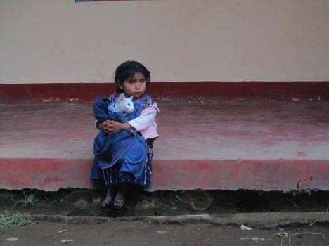 Kleines Mädchen mit Katze_n